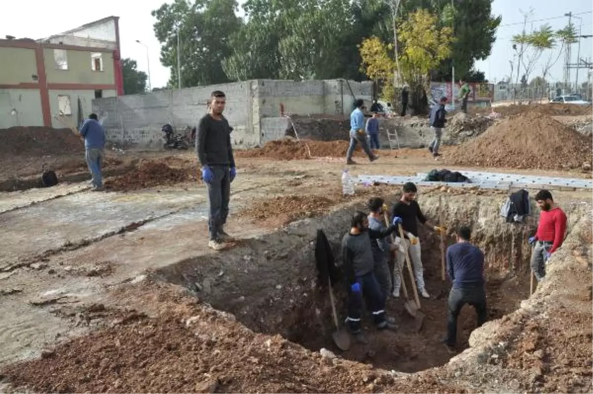 Sondaj Kazısında, Yakın Döneme Ait Yapı Taşları ve Mezarlar Bulundu