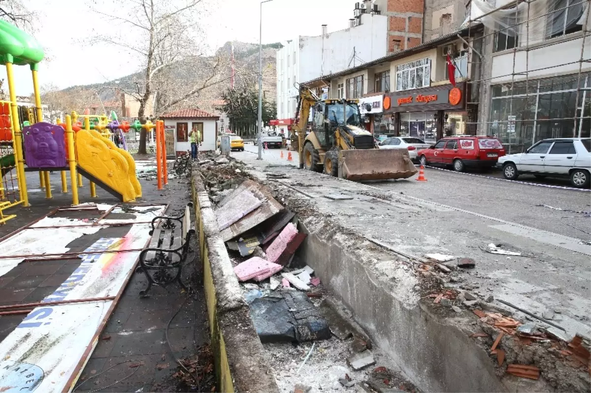 Tokat\'ta Tütün Satışını Engellemek İçin 19 Büfe Yıkıldı