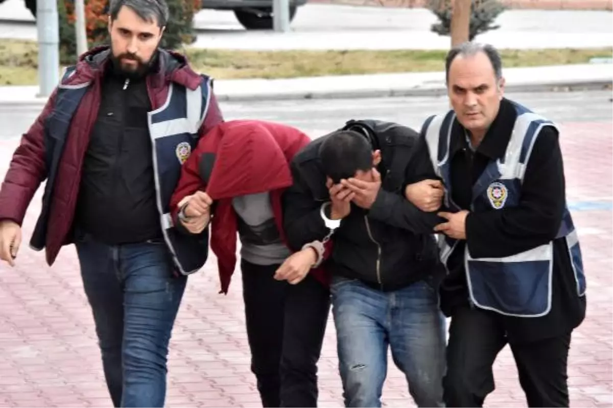 Yolcu Gibi Duraklarda Bekleyen Polisler Yankesicileri Yakaladı