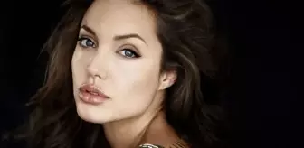 Angelina Jolie, Yanağı Hayal Değil!