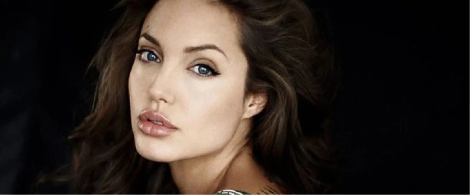 Angelina Jolie, Yanağı Hayal Değil!