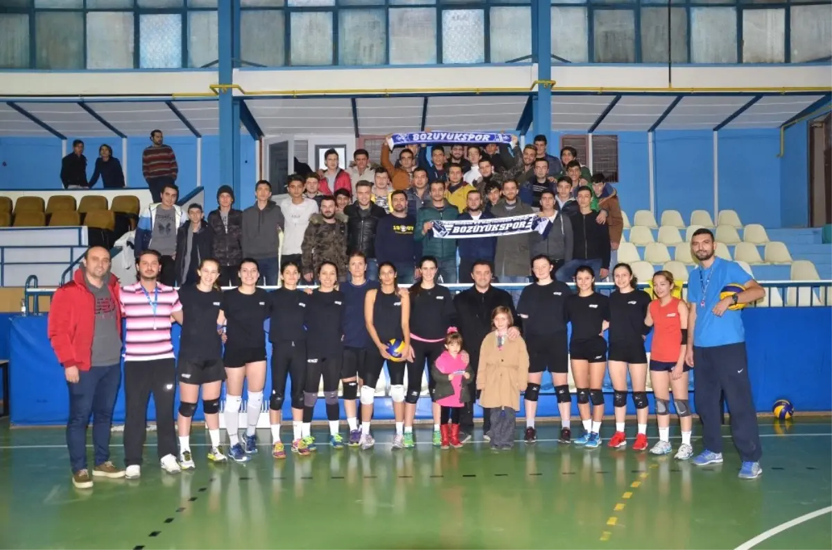 Başkan Bakıcı Voleybol Antrenmanını Ziyaret Etti