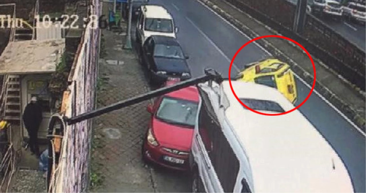 Boş Yolda Araca Çarpıp Takla Atan Taksi Şoförü, Kazaya Kendisi de İnanamadı
