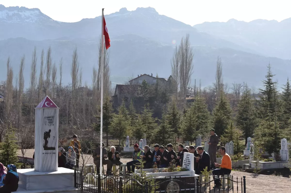 El Bab Şehidi Okan Altıparmak Mezarı Başında Anıldı