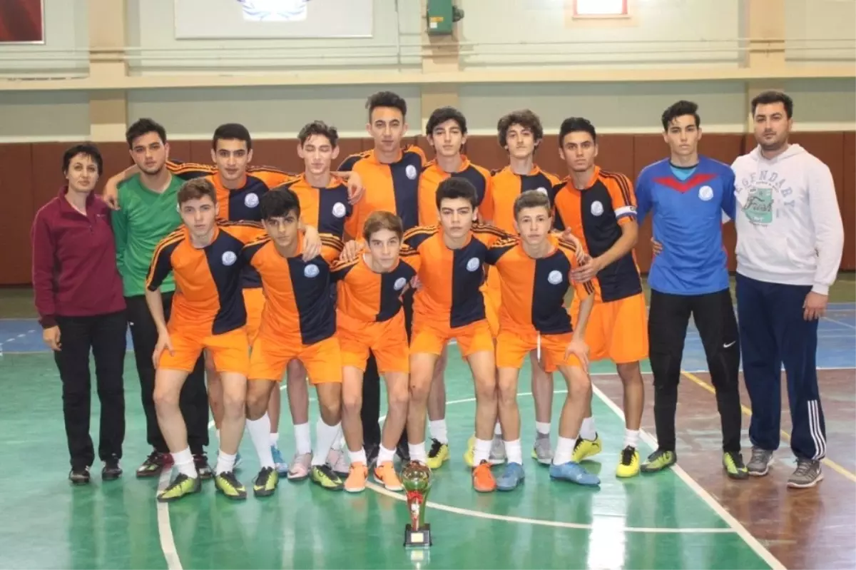 Futsal Turnuvasında Kardelen Koleji Şampiyon Oldu