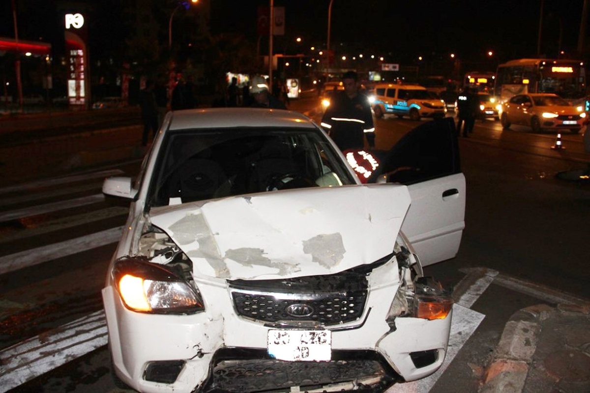 İki Otomobil Çarpıştı: 6 Yaralı