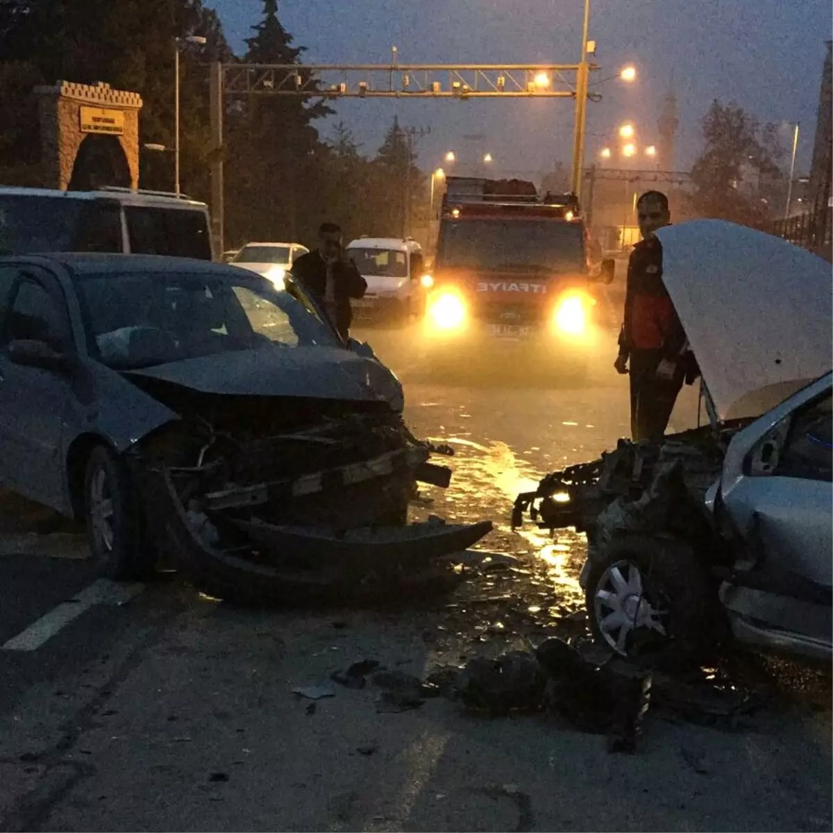 İki Otomobil Kafa Kafaya Çarpıştı: 3 Yaralı