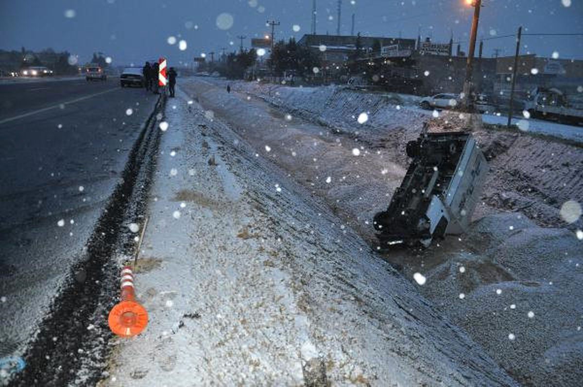 Kamyonet Şarampole Devrildi: 1 Yaralı