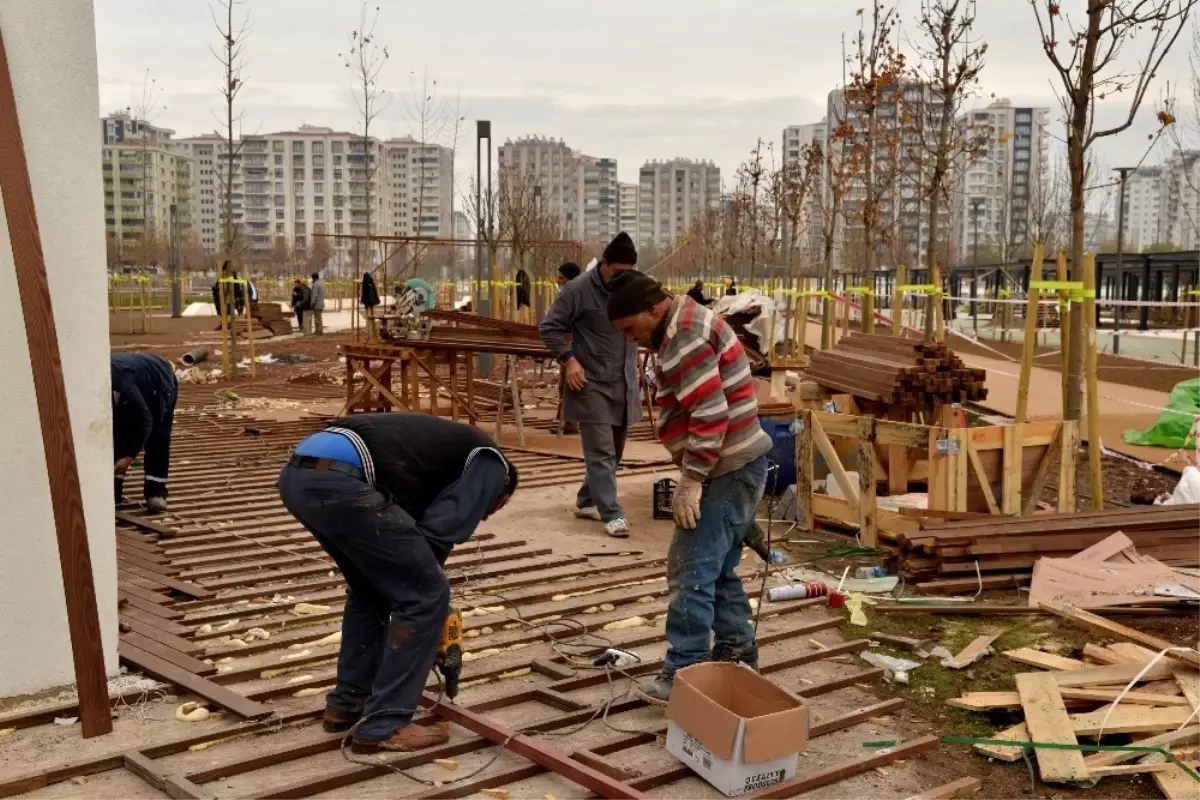 Kent Meydanı\'nda Çalışmalar Tamamlanıyor