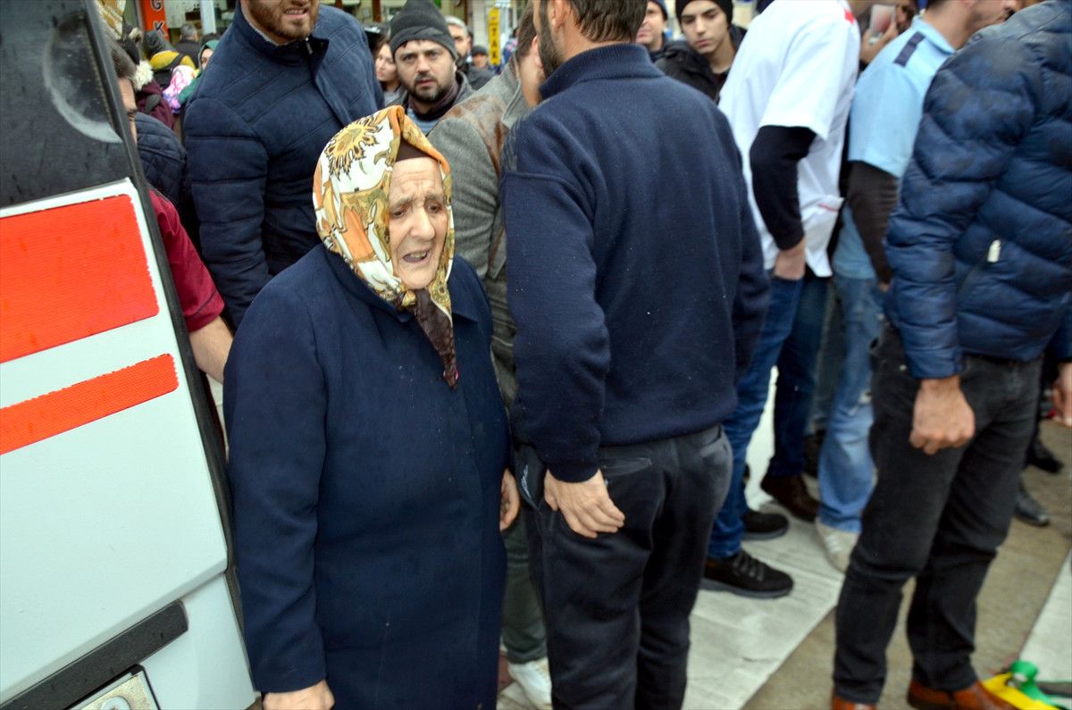 Kocaeli\'de Tırın Çarptığı Yaya Öldü