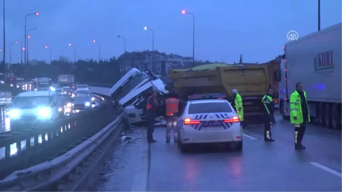 Kocaeli\'de Trafik Kazası: 1 Yaralı