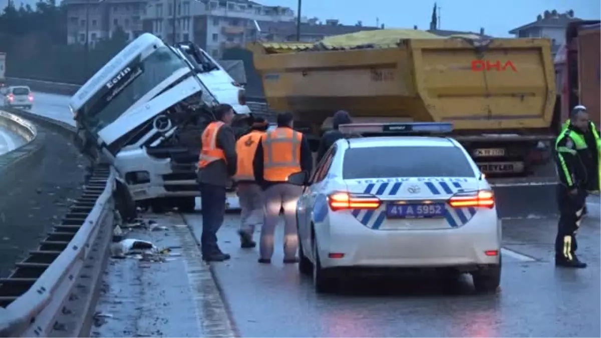 Kocaeli Önce Kamyona Sonra Bariyerlere Çarptı: 1 Yaralı