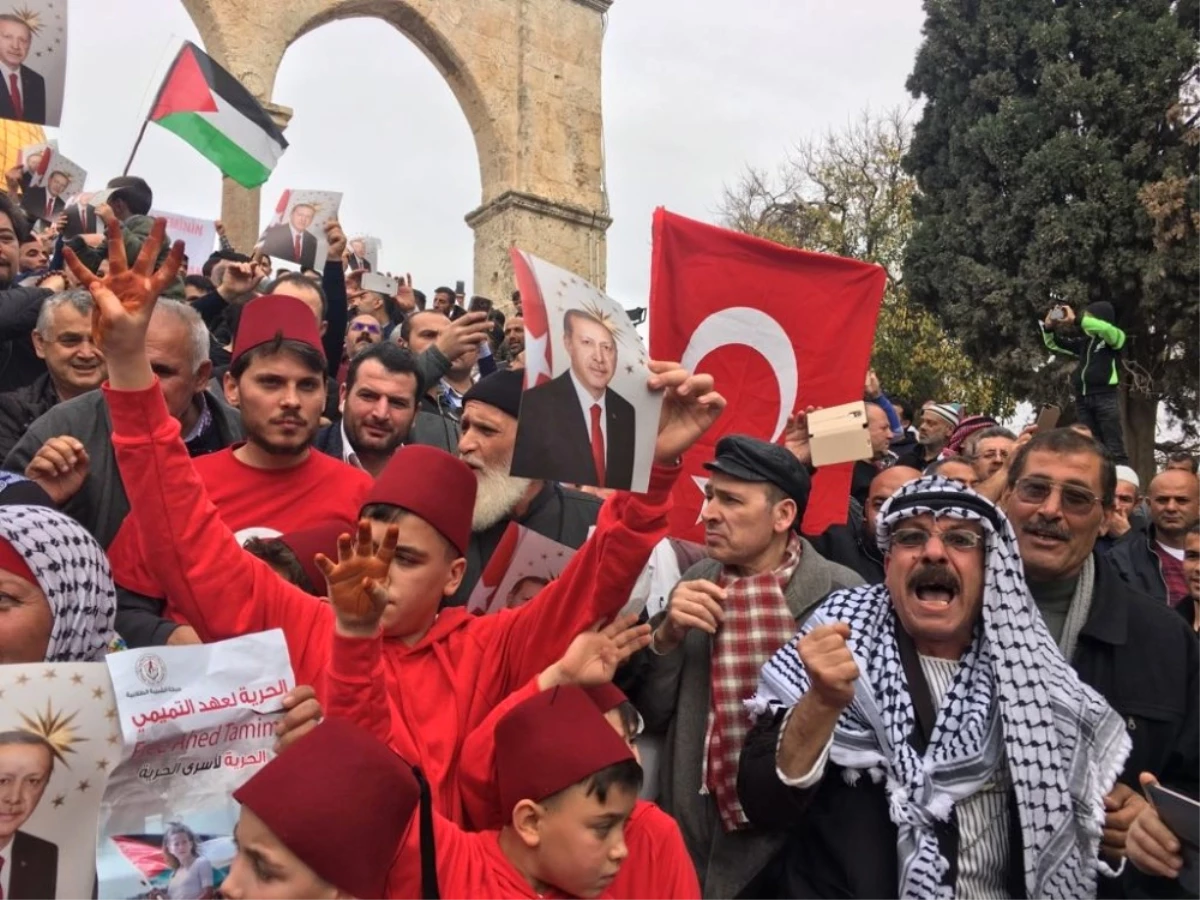 Mescid-i Aksa\'da Türk Bayraklarıyla Kutlama