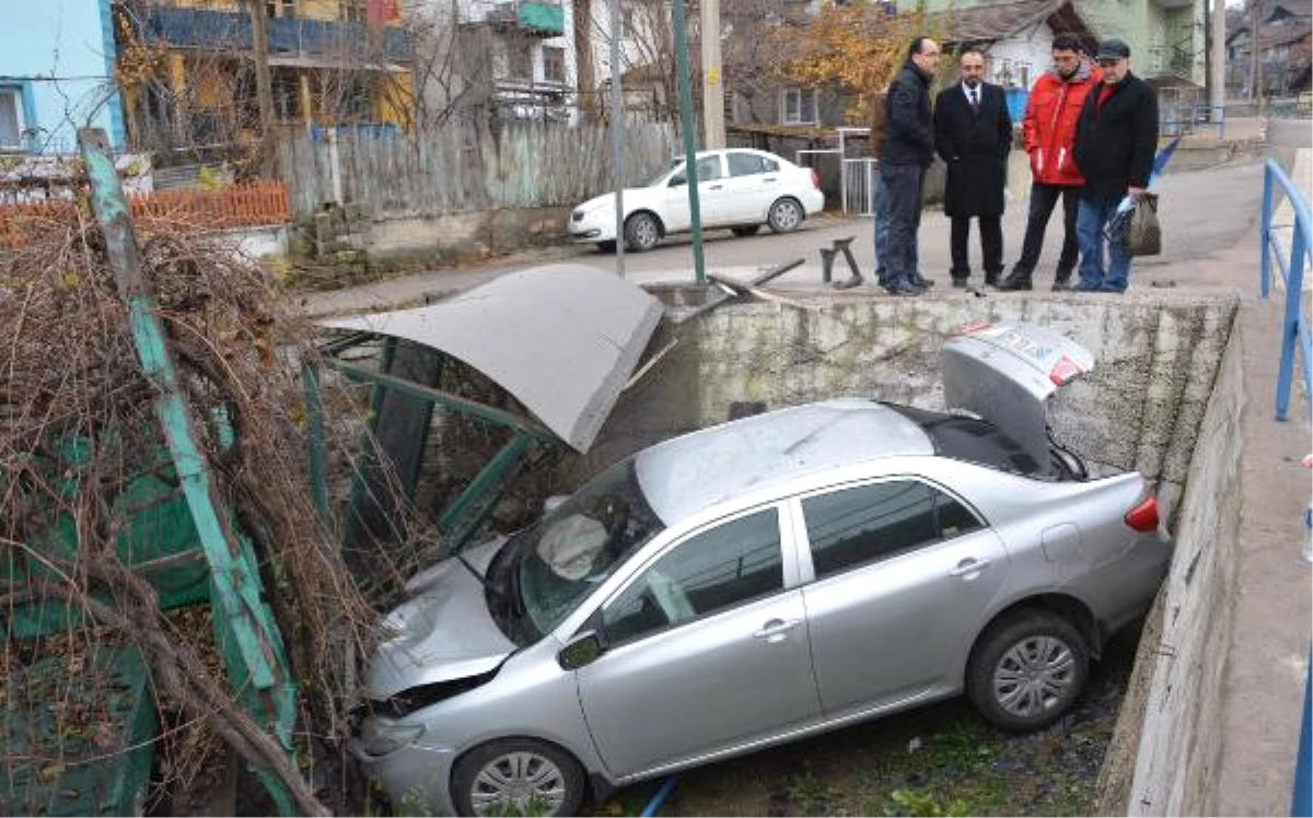 Otomobil, Çarptığı Durakla Birlikte Bahçeye Düştü