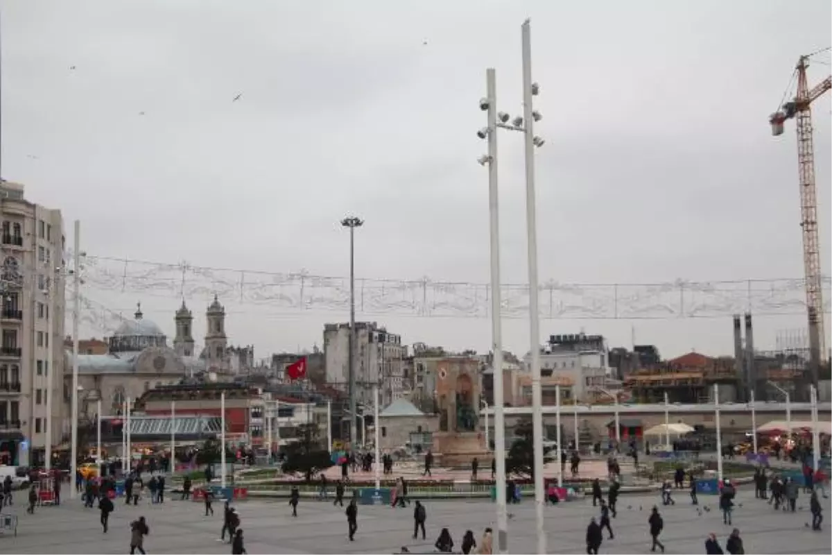 Taksim Meydanı\'nda Yılbaşı Hazırlıkları Sürüyor