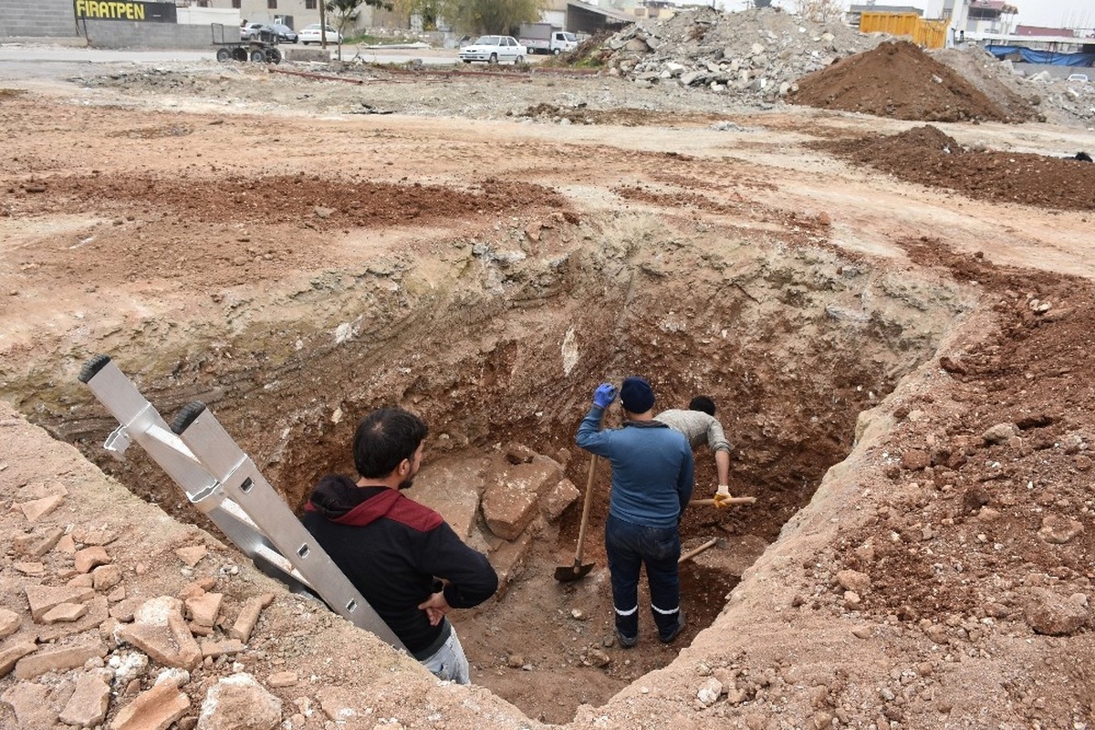 Tarsus\'ta Kazı Çalışmalarında Lahit Bulundu