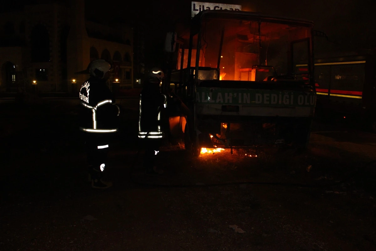 Terk Edilmiş Otobüste Çıkan Yangın Söndürüldü