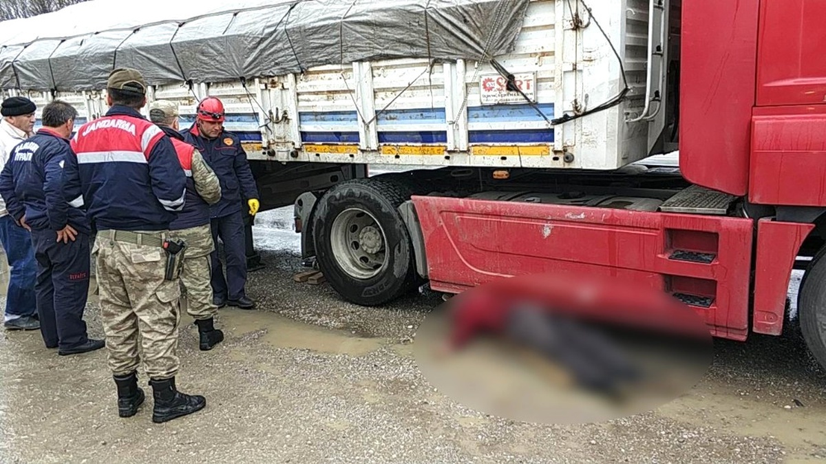 Tırın Patlayan Körüğünü Kontrol İçin Altına Giren Sürücü Ezilerek Hayatını Kaybetti