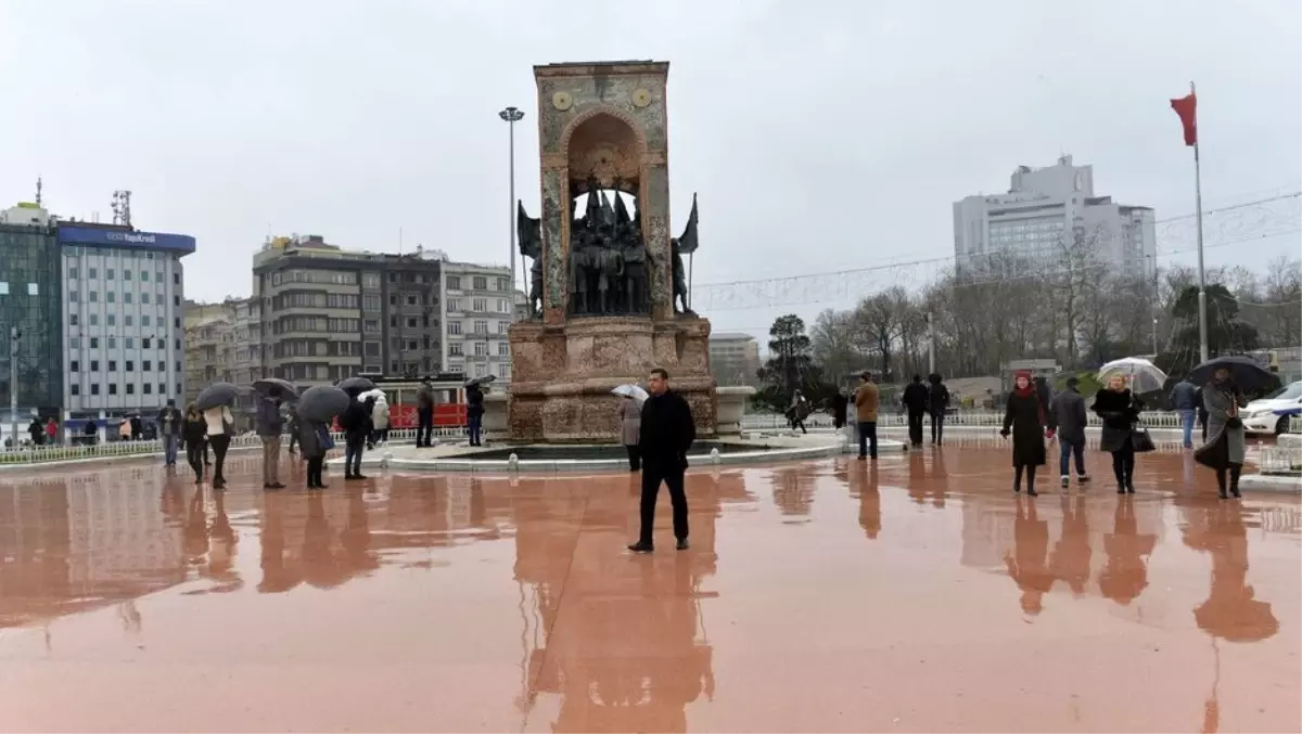 Yılbaşı Kutlamalarına Kapatılan Taksim\'de Süsleme Çalışması Başlatıldı