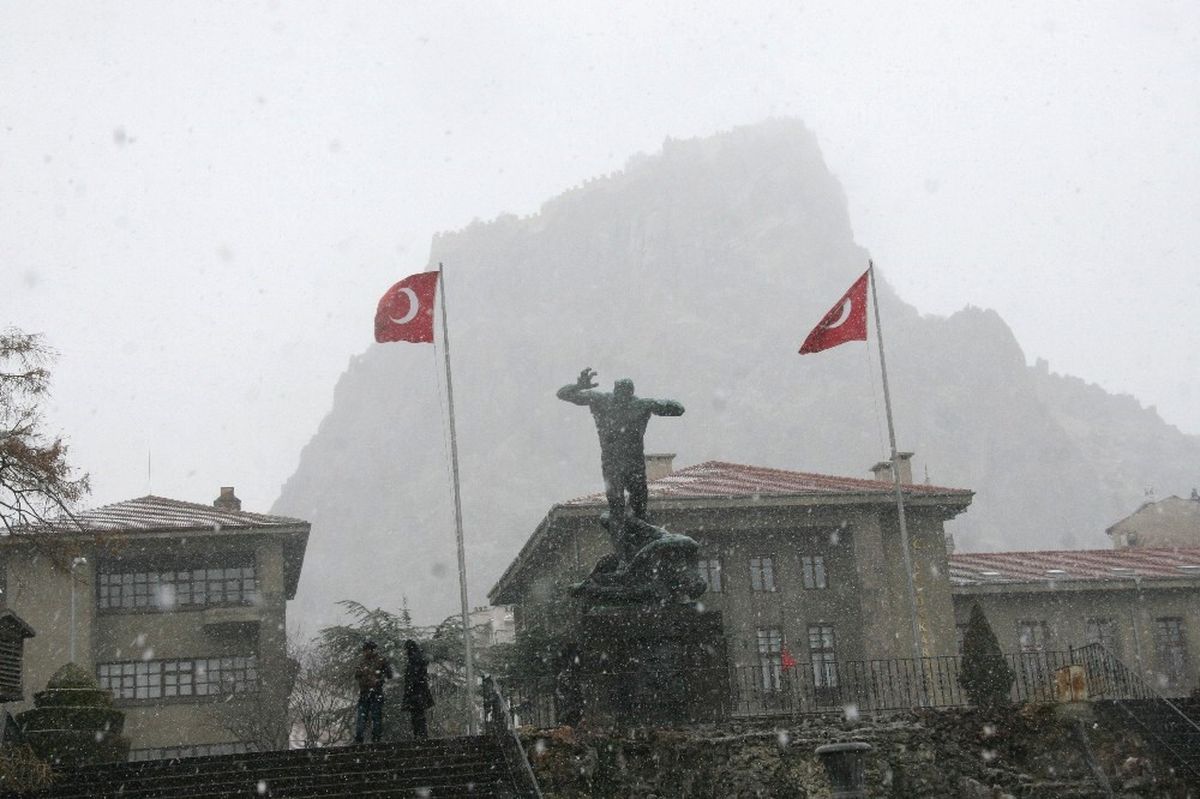 Afyonkarahisar\'da Kar Yağışı Hayatı Olumsuz Etkiledi