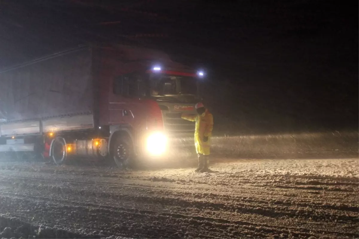 Antalya-Denizli Yolu Kar ve Tipi Nedeniyle Tek Yönlü Trafiğe Kapatıldı