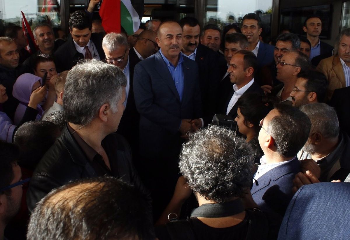 Bakan Çavuşoğlu, Antalya\'da Kahraman Gibi Karşılandı