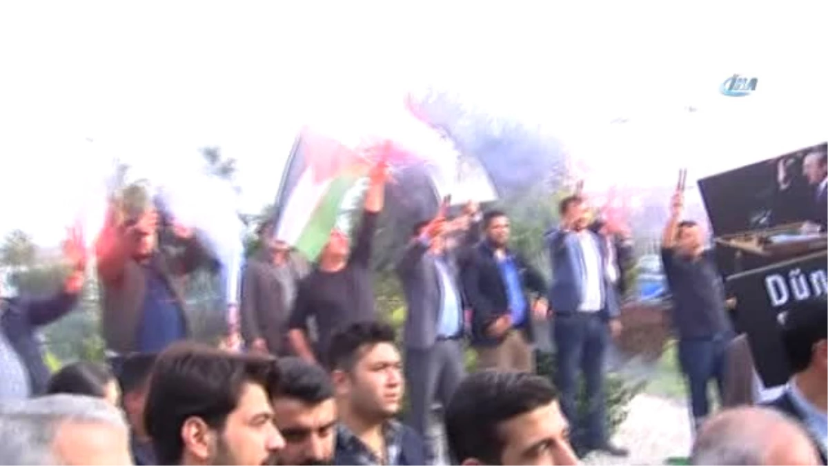 Bakan Çavuşoğlu, Antalya\'da Kahraman Gibi Karşılandı