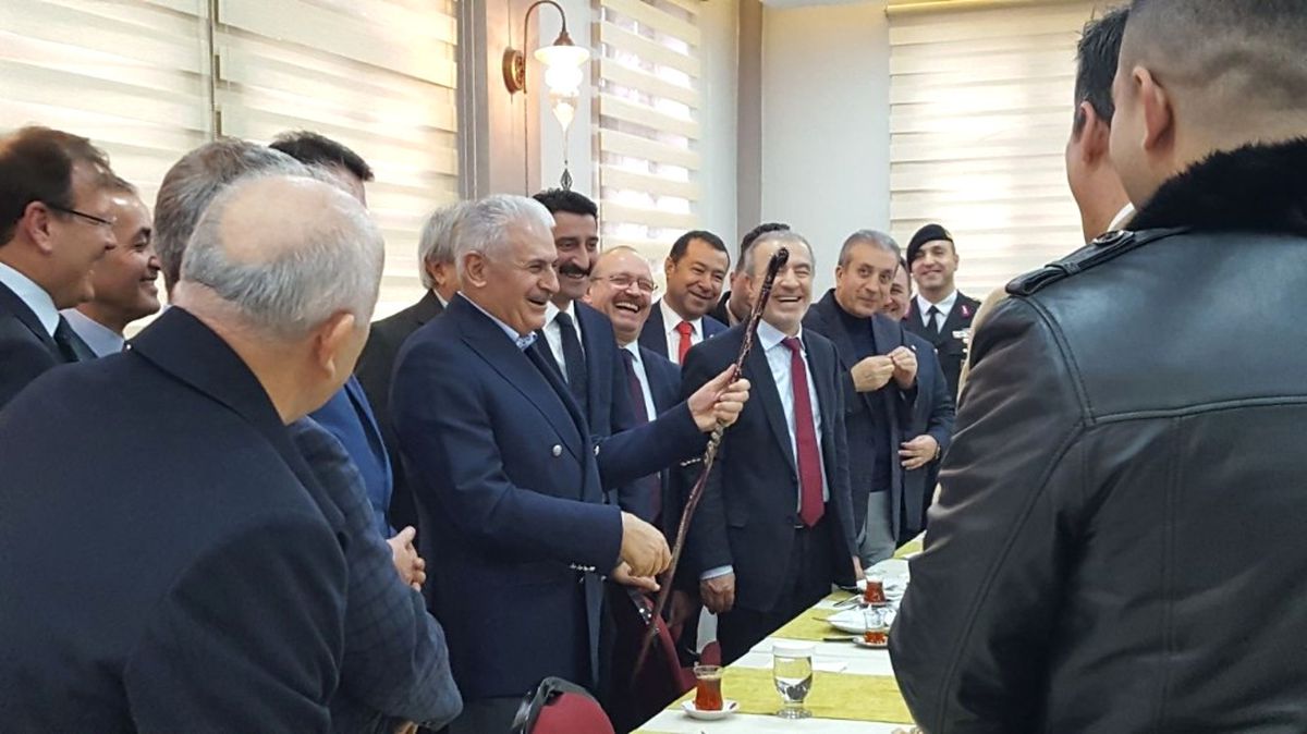 Başbakan Binali Yıldırım\'a Devrek Bastonu Hediye Edildi