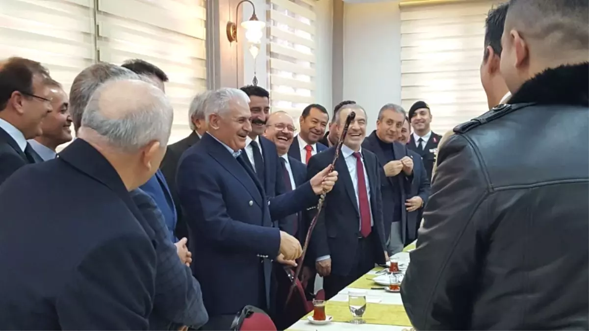 Başbakan Yıldırım\'a Devrek Bastonu Hediye Edildi