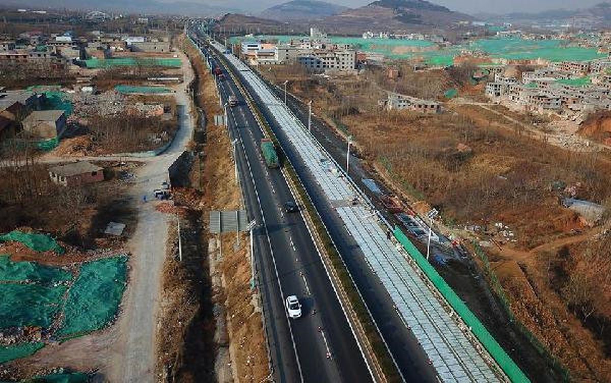 Çin\'de Akıllı Arabaları Yollar Şarj Edecek