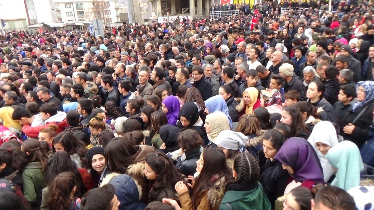 Cumhurbaşkanını Görmek İçin Alana Akın Ettiler