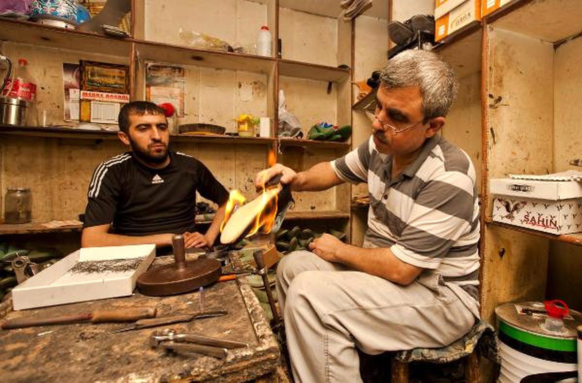 Diyarbakır\'da Folklor Ekiplerine 44 Yıldır Ayakabı Üretiyor