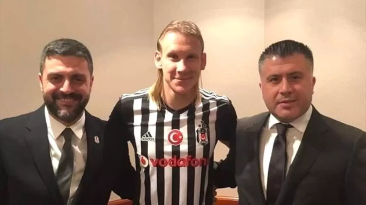 Domagoj Vida\'dan Beşiktaş Formasıyla İlk Poz