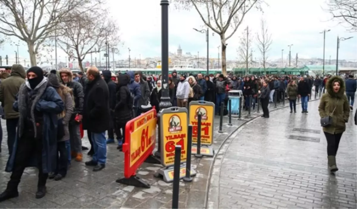 Eminönü\'nde Milli Piyango Yoğunluğu