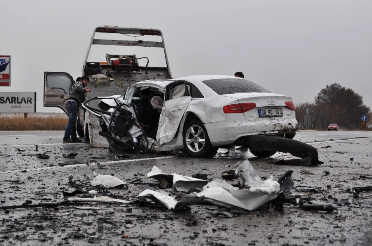 Eskişehir\'de Trafik Kazası; 2 Ölü 2 Yaralı