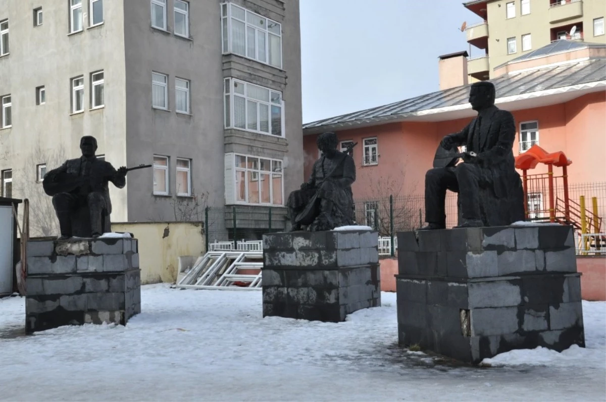 Kars\'taki Aşıklar Heykelleri Kaderine Terk Edildi