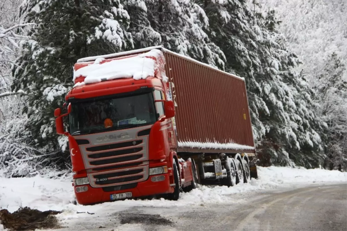 Kazdağları\'nda Kar Trafiği Olumsuz Etkiliyor