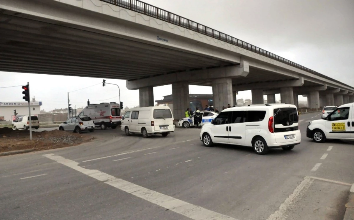 Manavgat\'ta Kırmızı Işıkta Geçen Otomobil Motosiklete Çarptı