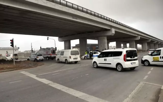 Manavgat'ta Kırmızı Işıkta Geçen Otomobil Motosiklete ...