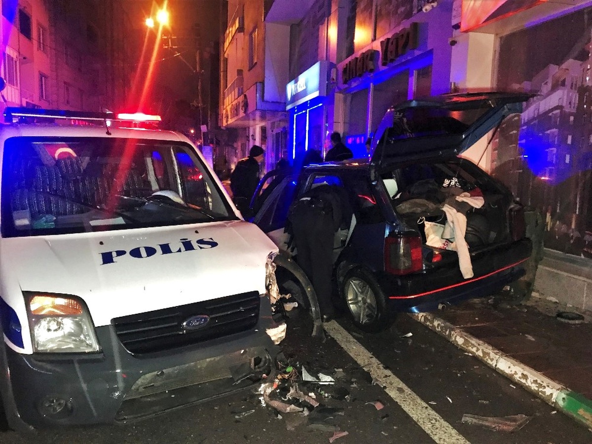 Polisin \'Dur\' İhtarına Uymadı, Kovalamacada Polis Aracına Çarparak Durdu