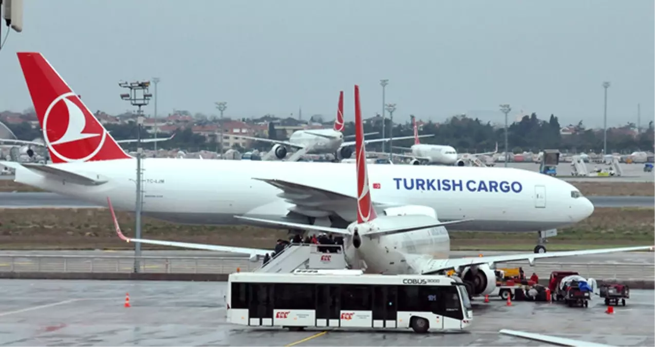 THY\'nin Yeni Kargo Uçağı Boeing 777 Atatürk Havalimanına Ulaştı