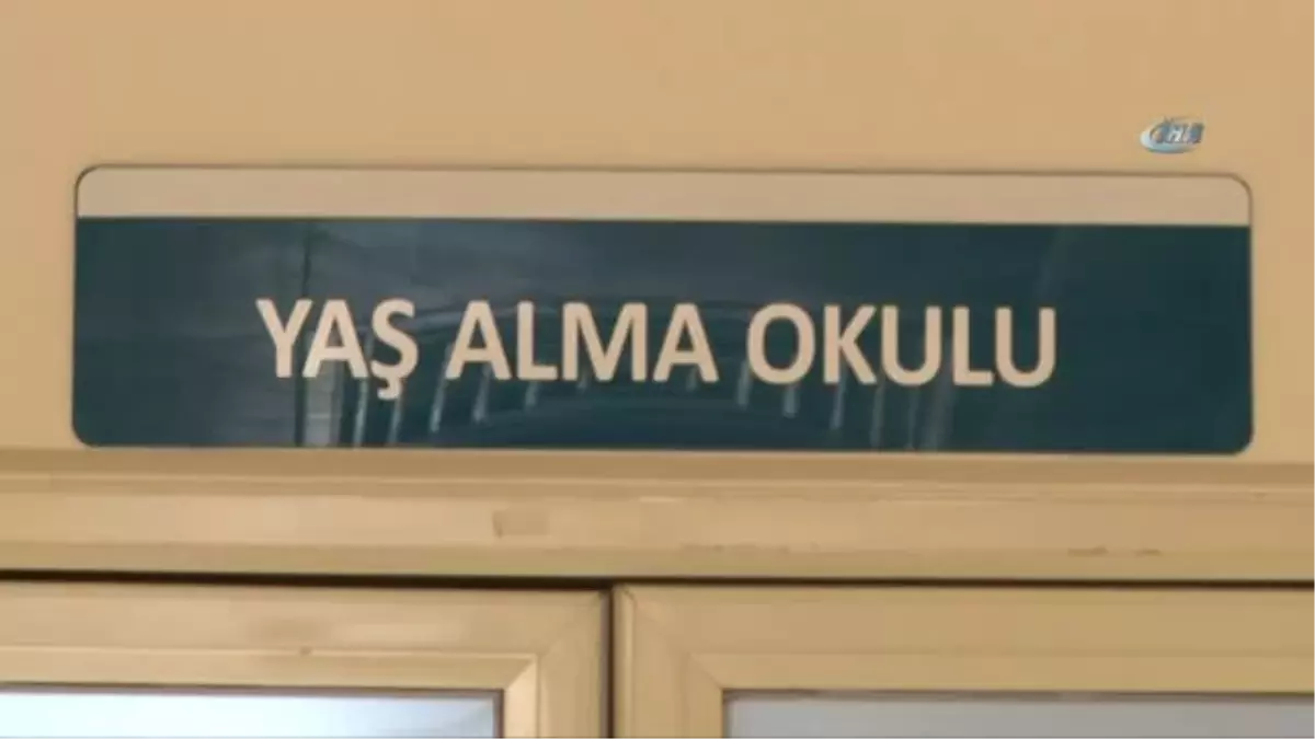 Türkiye\'nin İlk \'Yaş Alma Okulu\' Açıldı, Nineler Diploma Alacak