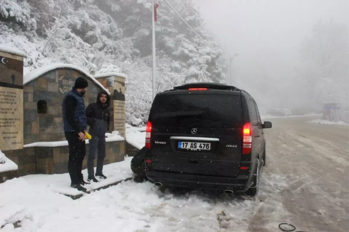 Uludağ\'da Kar Yüzünden Yollar Kapandı, Zincir Satıcılarına Gün Doğdu