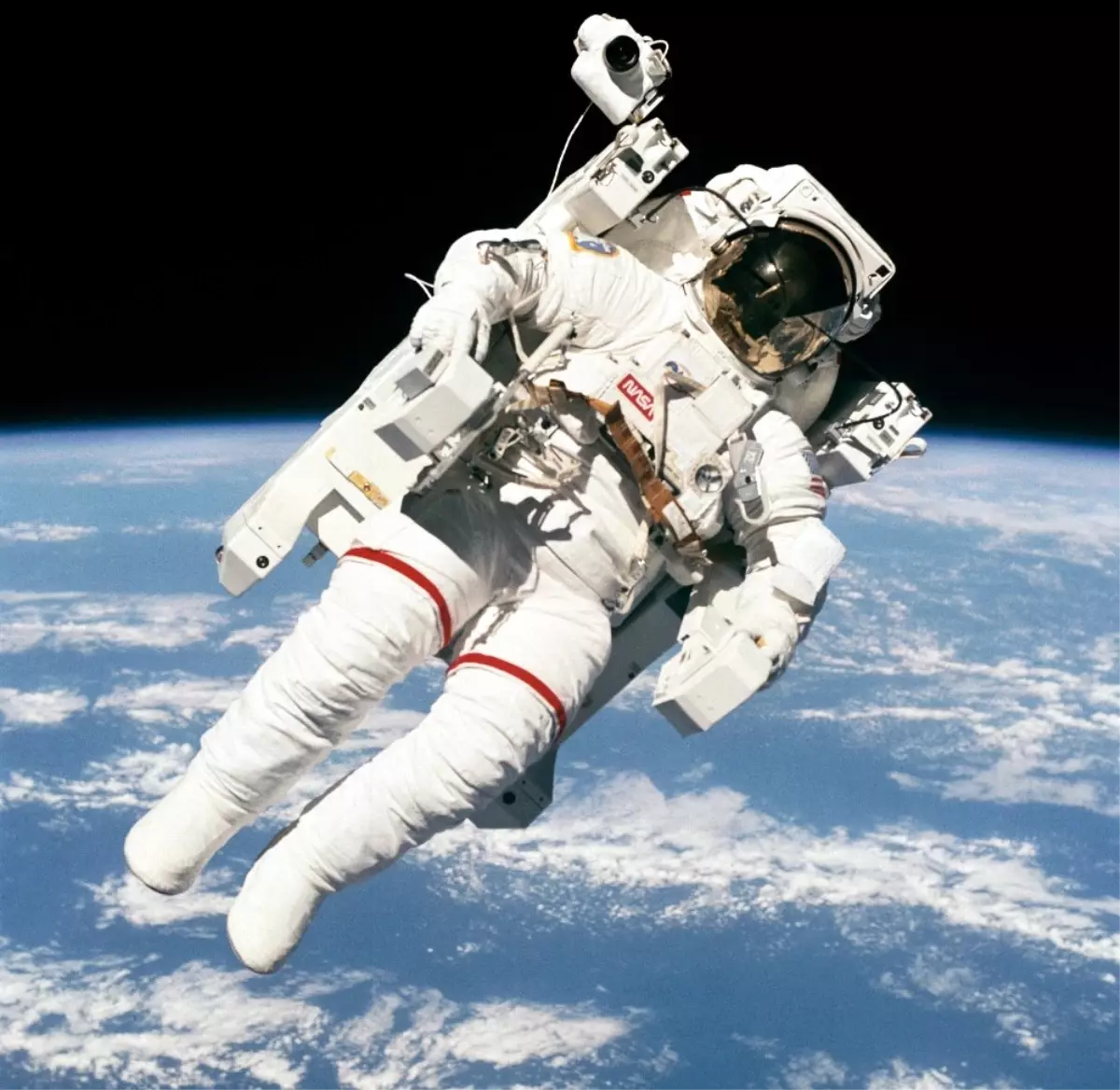 Uzayda İlk Serbest Uçuş Gerçekleştiren Astronot Bruce Mccandless Hayatını Kaybetti