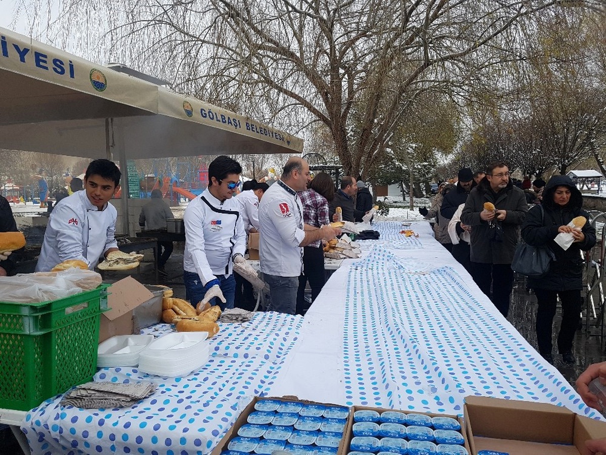 Başkentliler Karda Hamsi Festivali Yaptı