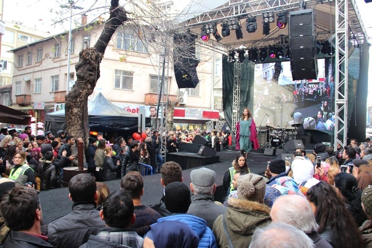 Biga\'da Sokak Defilesine Yoğun İlgi