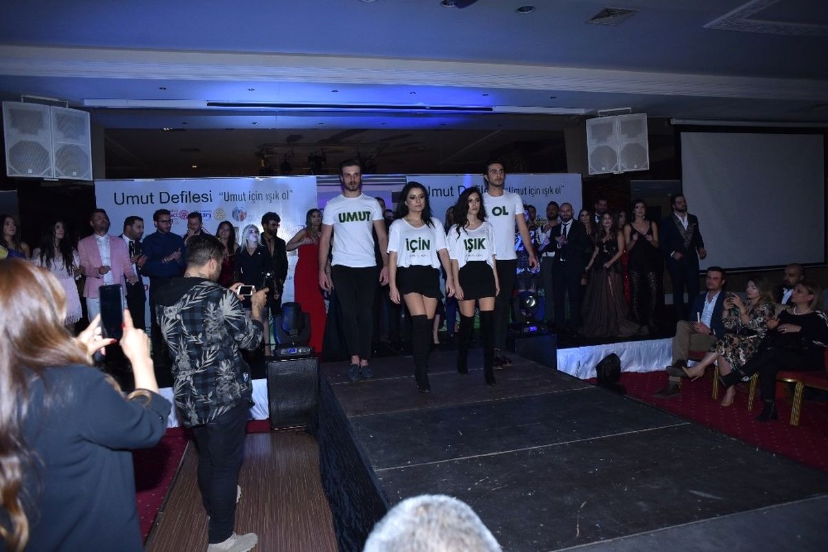 Çocuklar İçin Podyuma Çıktılar