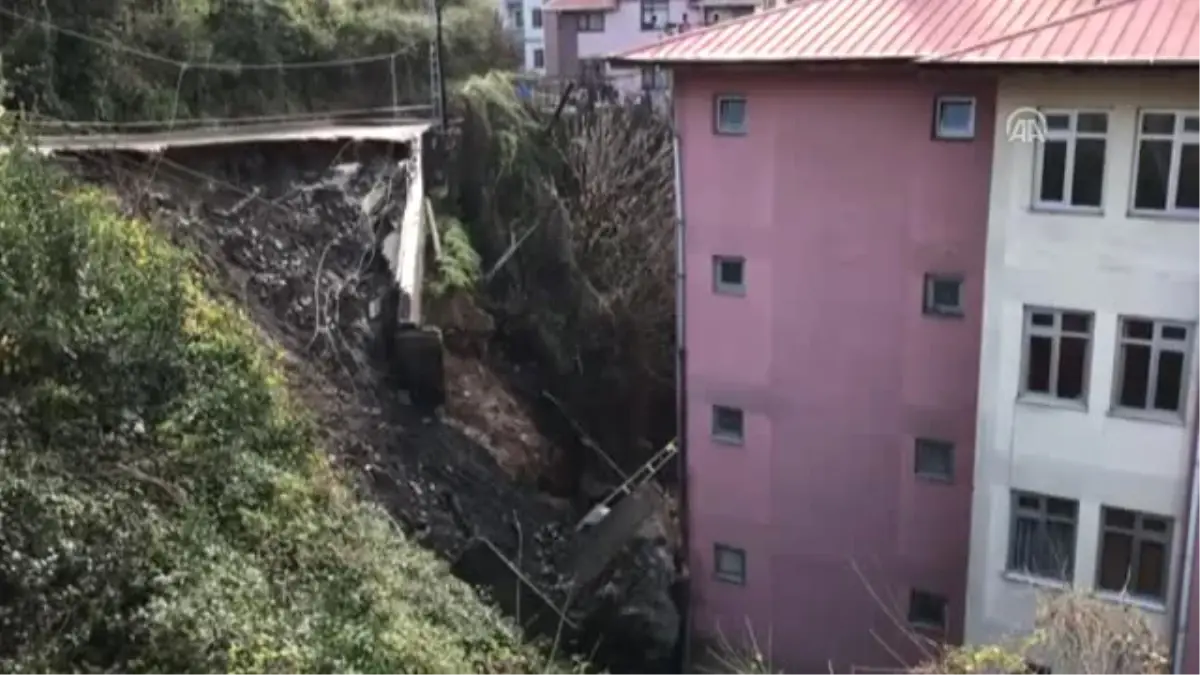 Çöken İstinat Duvarı Okula Zarar Verdi