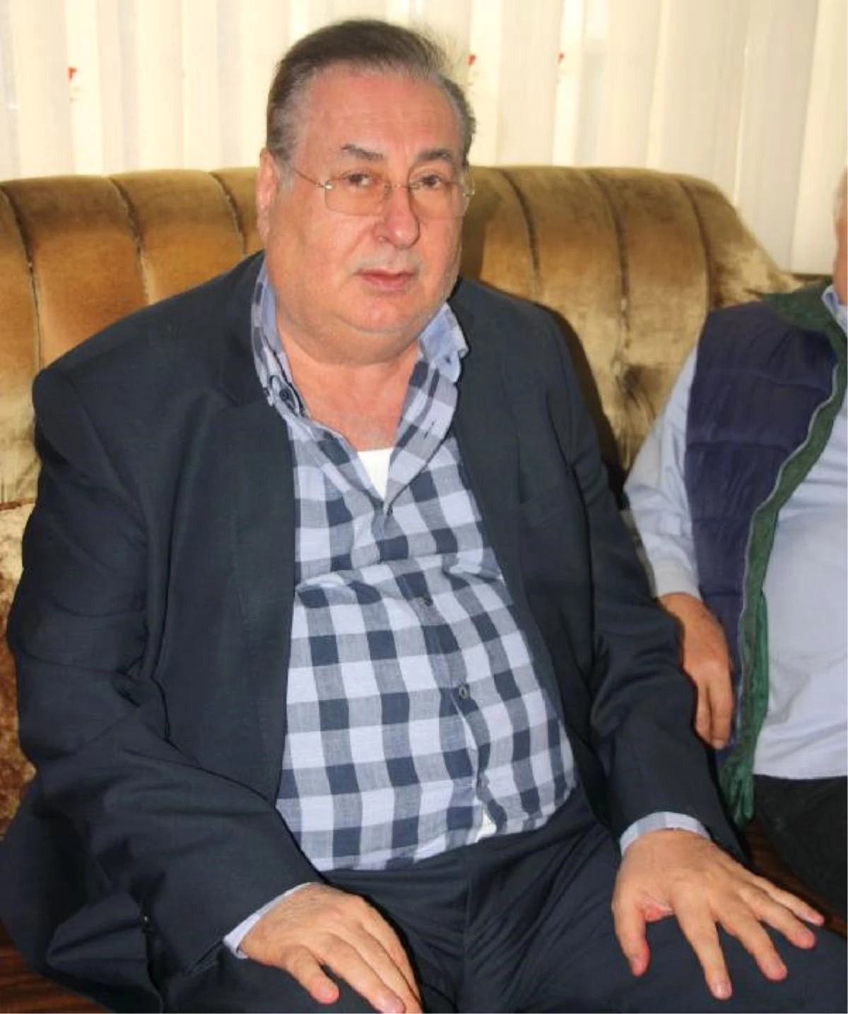 Eski Belediye Başkanı Özcan\'ın Aracı Kurşunlandı