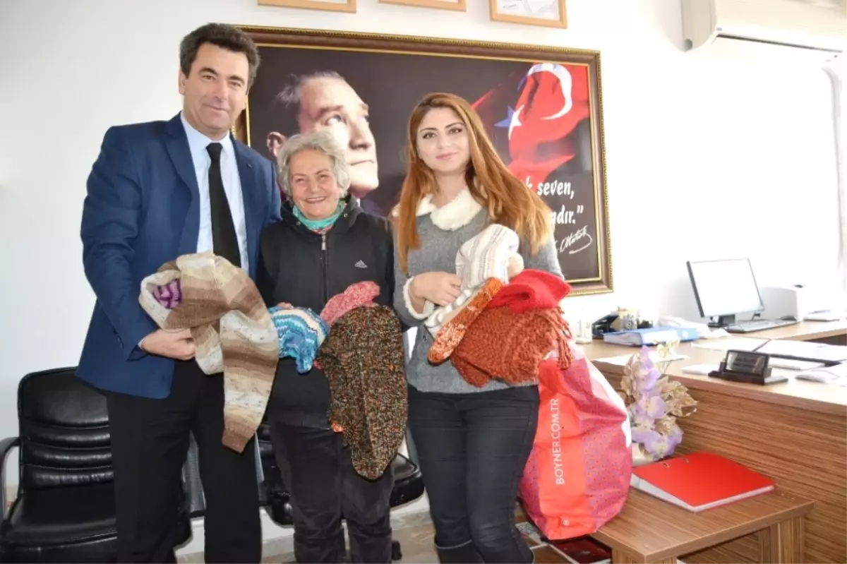 Fatma Anne Öğrencilere Atkı ve Bere Dağıttı